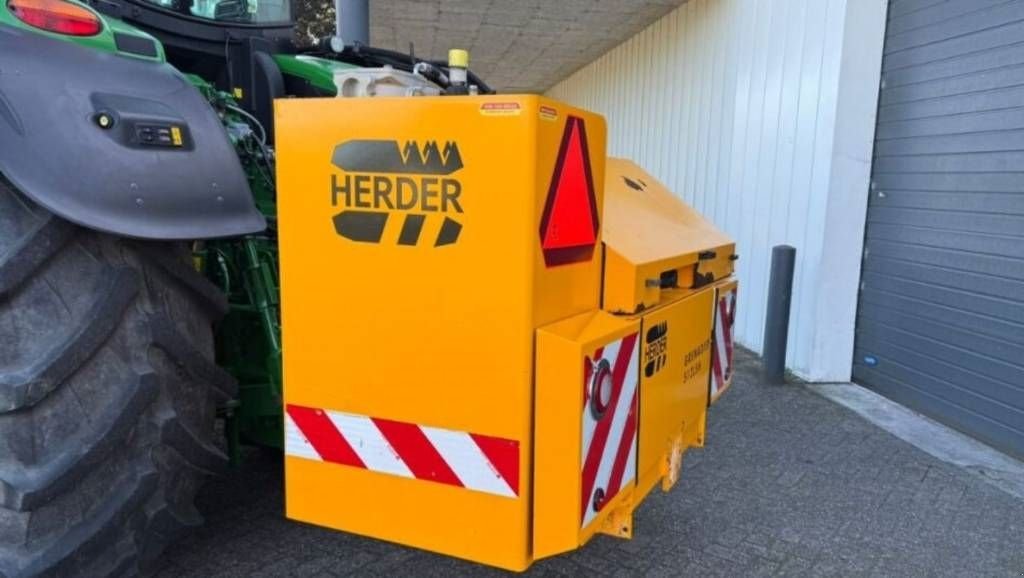 Traktor des Typs John Deere 6r.230 + Herder MBK512LSH maaiarm 6 R, Neumaschine in Geldermalsen (Bild 9)