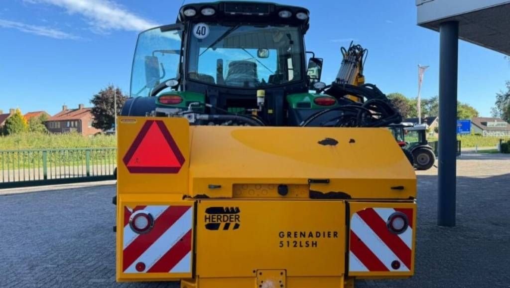 Traktor des Typs John Deere 6r.230 + Herder MBK512LSH maaiarm 6 R, Neumaschine in Geldermalsen (Bild 7)
