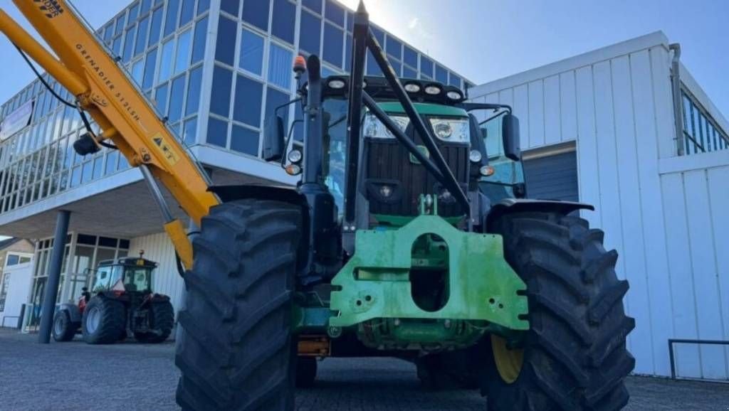 Traktor des Typs John Deere 6r.230 + Herder MBK512LSH maaiarm 6 R, Neumaschine in Geldermalsen (Bild 3)