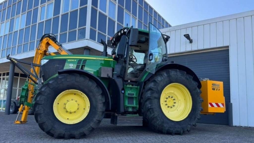 Traktor des Typs John Deere 6r.230 + Herder MBK512LSH maaiarm 6 R, Neumaschine in Geldermalsen (Bild 5)