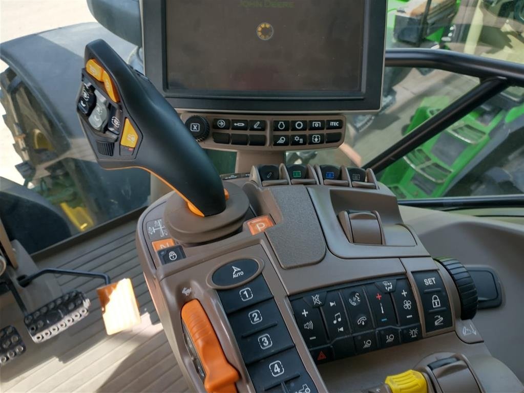 Traktor des Typs John Deere 6R230 Ny model. Command Arm, Command Pro, Front lift, Ultimate Lys, CammandCenter 4600. Premium aktivering JD Link., Gebrauchtmaschine in Kolding (Bild 5)