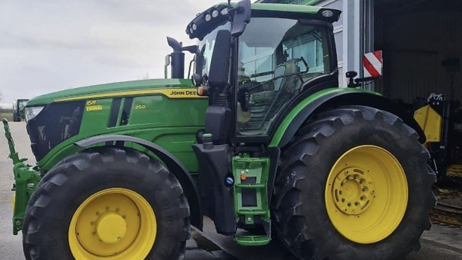 Traktor типа John Deere 6R250 Den nyeste 6R model. Front PTO. Command Arm. Command Pro. AutoTrac. Flere på vej ind., Gebrauchtmaschine в Kolding (Фотография 2)