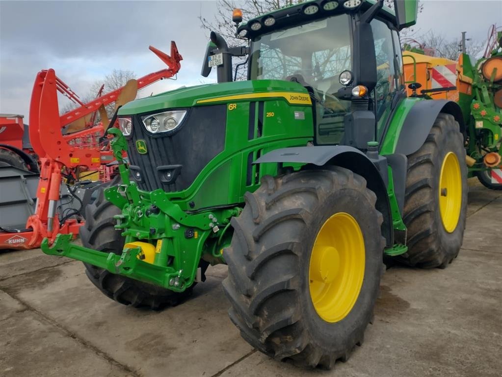 Traktor tipa John Deere 6R250 Den nyeste 6R model. Front PTO. Command Arm. Command Pro. AutoTrac klar. Flere på vej ind., Gebrauchtmaschine u Kolding (Slika 2)