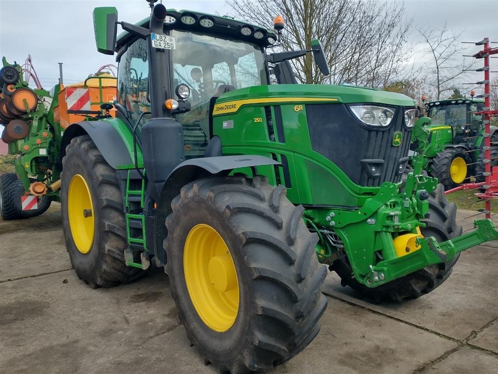 Traktor tipa John Deere 6R250 Den nyeste 6R model. Front PTO. Command Arm. Command Pro. AutoTrac klar. Flere på vej ind., Gebrauchtmaschine u Kolding (Slika 1)