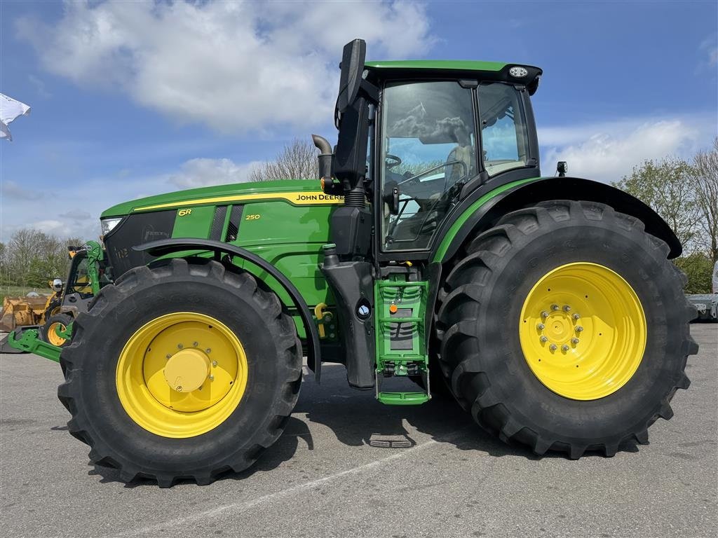 Traktor typu John Deere 6R250 KUN 1300 TIMER! MED FRONT PTO OG GEN5 SKÆRM!, Gebrauchtmaschine v Nørager (Obrázek 3)