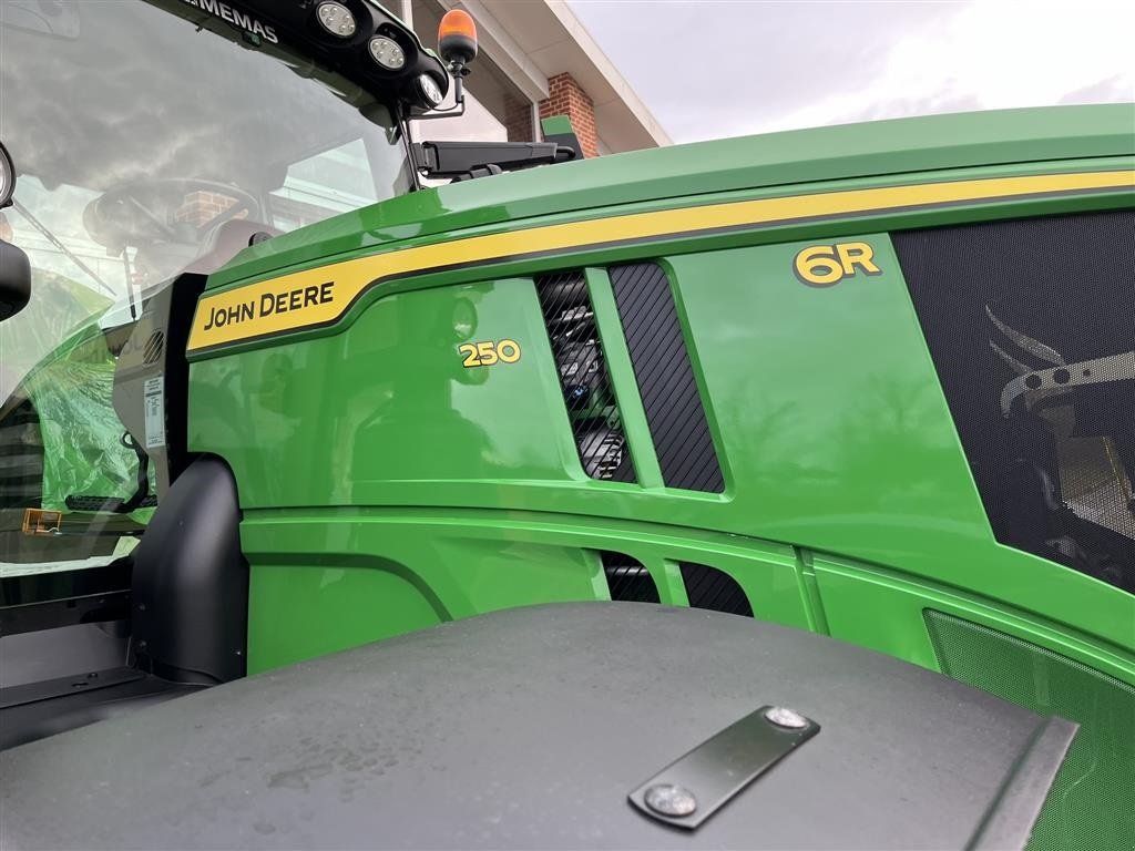 Traktor des Typs John Deere 6R250 luft og hydrauliske trailerbremse, Gebrauchtmaschine in Nørager (Bild 4)