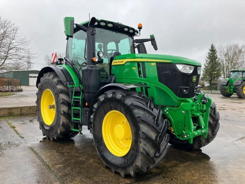 Traktor des Typs John Deere 6R250 SOLGT!!! SOLD!!! Den nyeste 6R model. Command Arm. Command Pro. AutoTrac klar. Flere på vej ind. Ring til Ulrik på 40255544. Jeg snakker Jysk., Gebrauchtmaschine in Kolding (Bild 1)