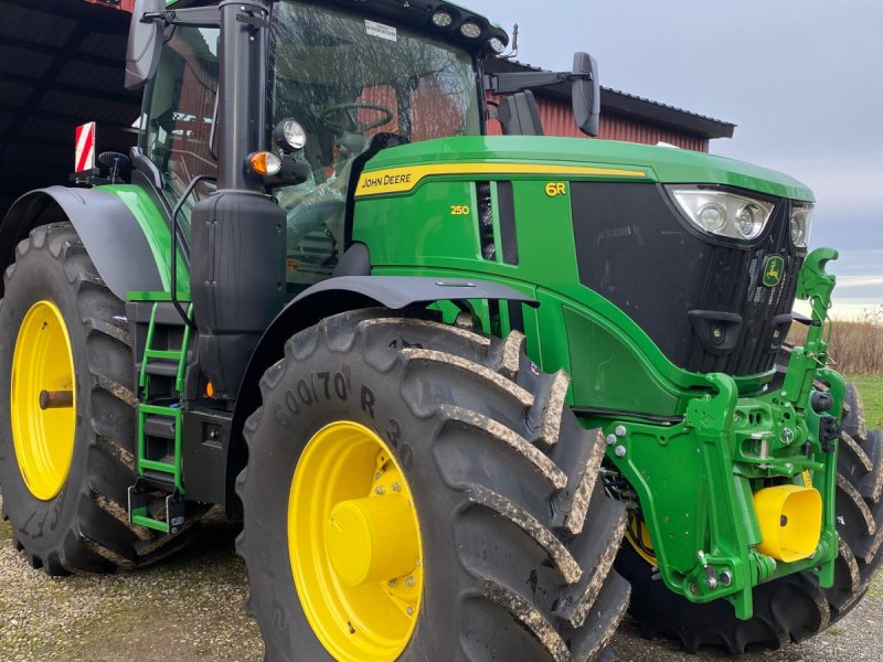 Traktor des Typs John Deere 6R250, Gebrauchtmaschine in Bredsten (Bild 1)