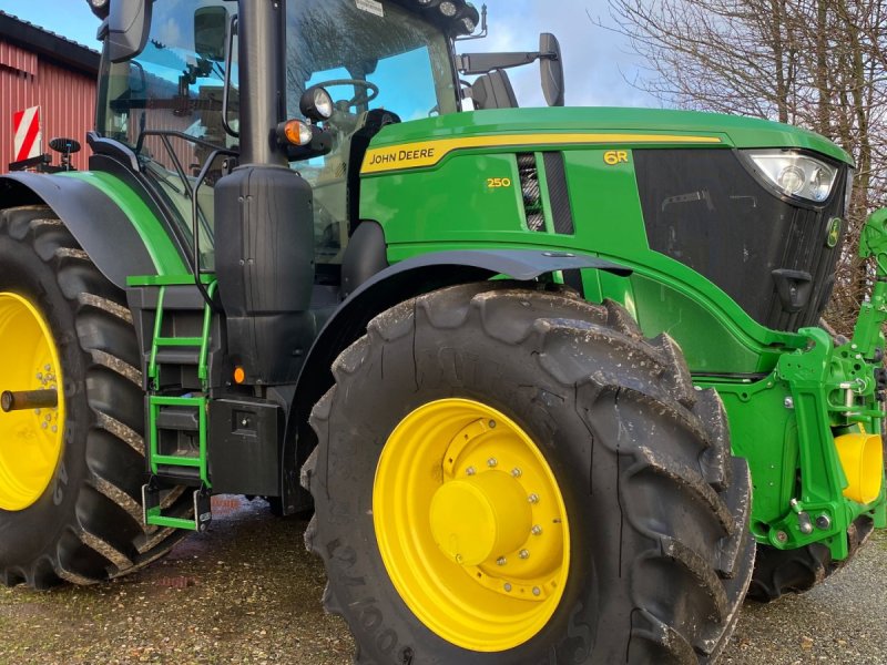 Traktor des Typs John Deere 6R250, Gebrauchtmaschine in Bredsten (Bild 1)