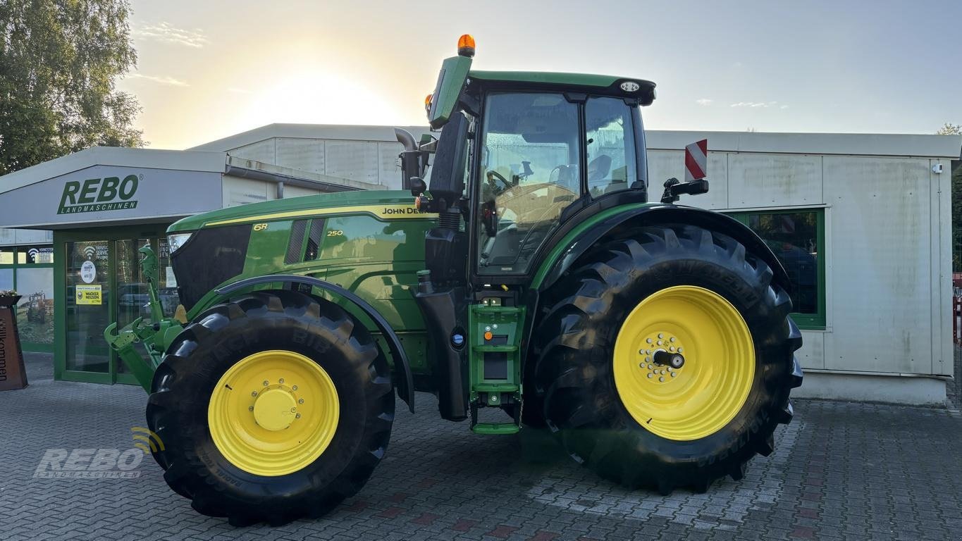 Traktor des Typs John Deere 6R250, Neumaschine in Aurich (Bild 3)