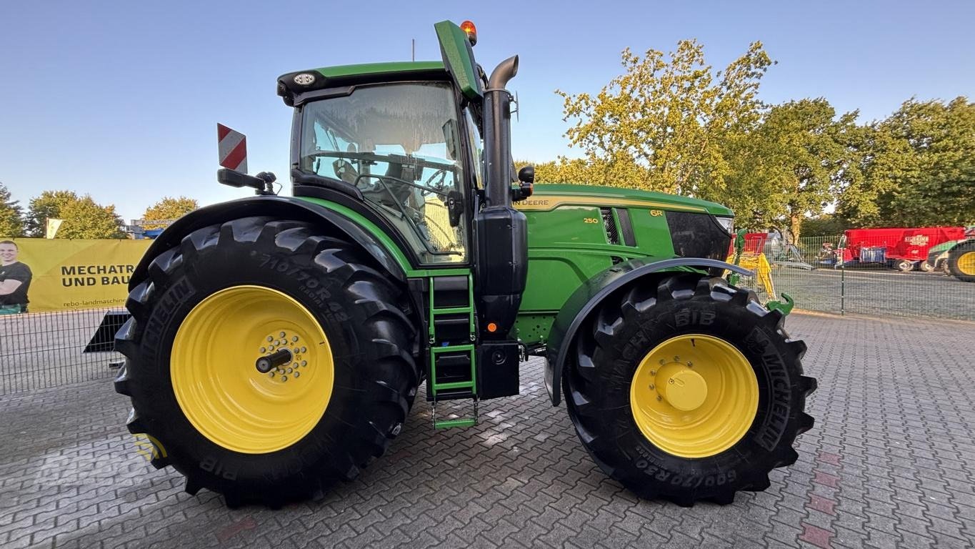 Traktor des Typs John Deere 6R250, Neumaschine in Aurich (Bild 4)