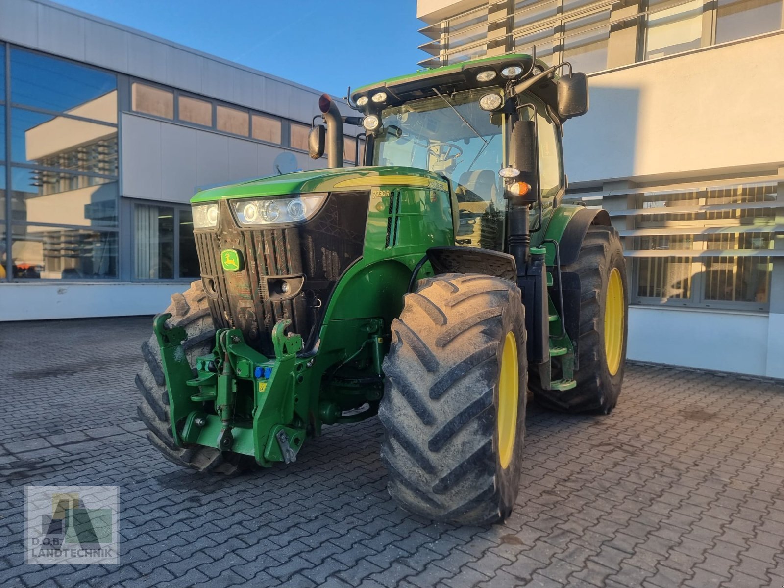 Traktor des Typs John Deere 7230R CQ mit 9L Motor, Gebrauchtmaschine in Regensburg (Bild 1)