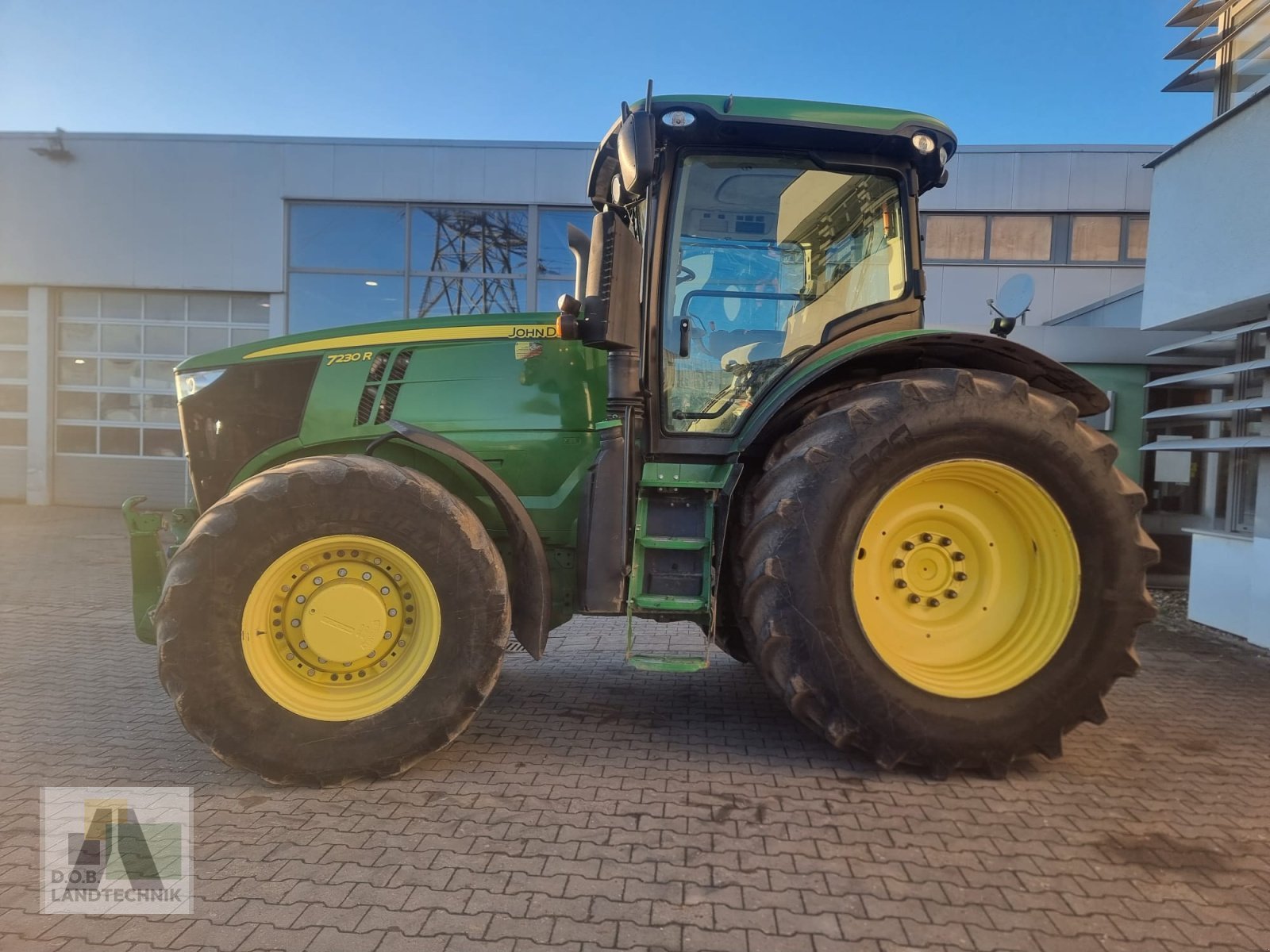 Traktor des Typs John Deere 7230R CQ mit 9L Motor, Gebrauchtmaschine in Regensburg (Bild 4)
