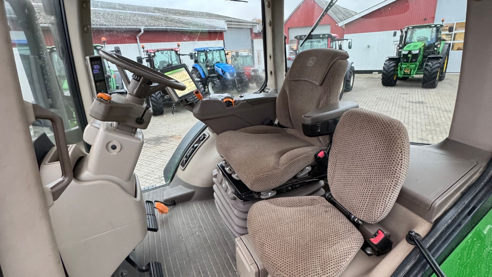 Traktor Türe ait John Deere 7230R KUN 4800 TIMER OG FRONT PTO!, Gebrauchtmaschine içinde Nørager (resim 18)