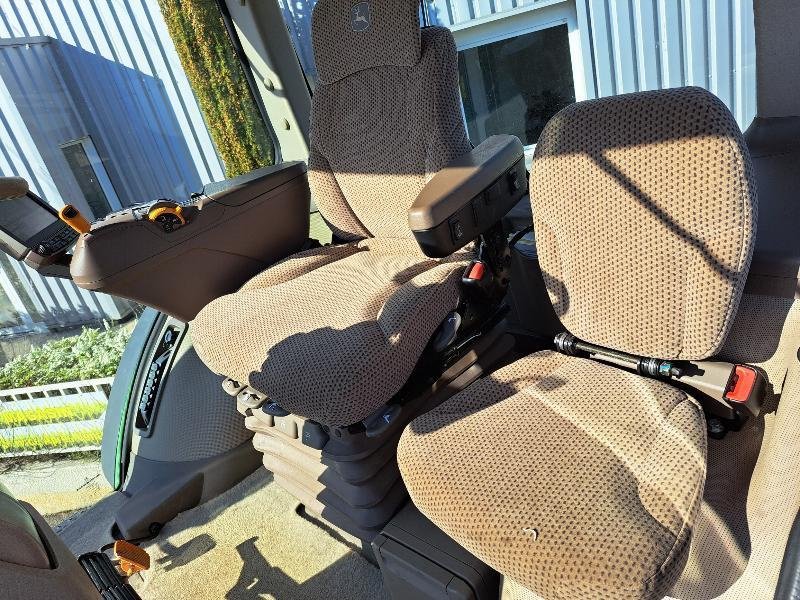 Traktor of the type John Deere 7230R, Gebrauchtmaschine in SAINT GENEST D'AMBIERE (Picture 5)