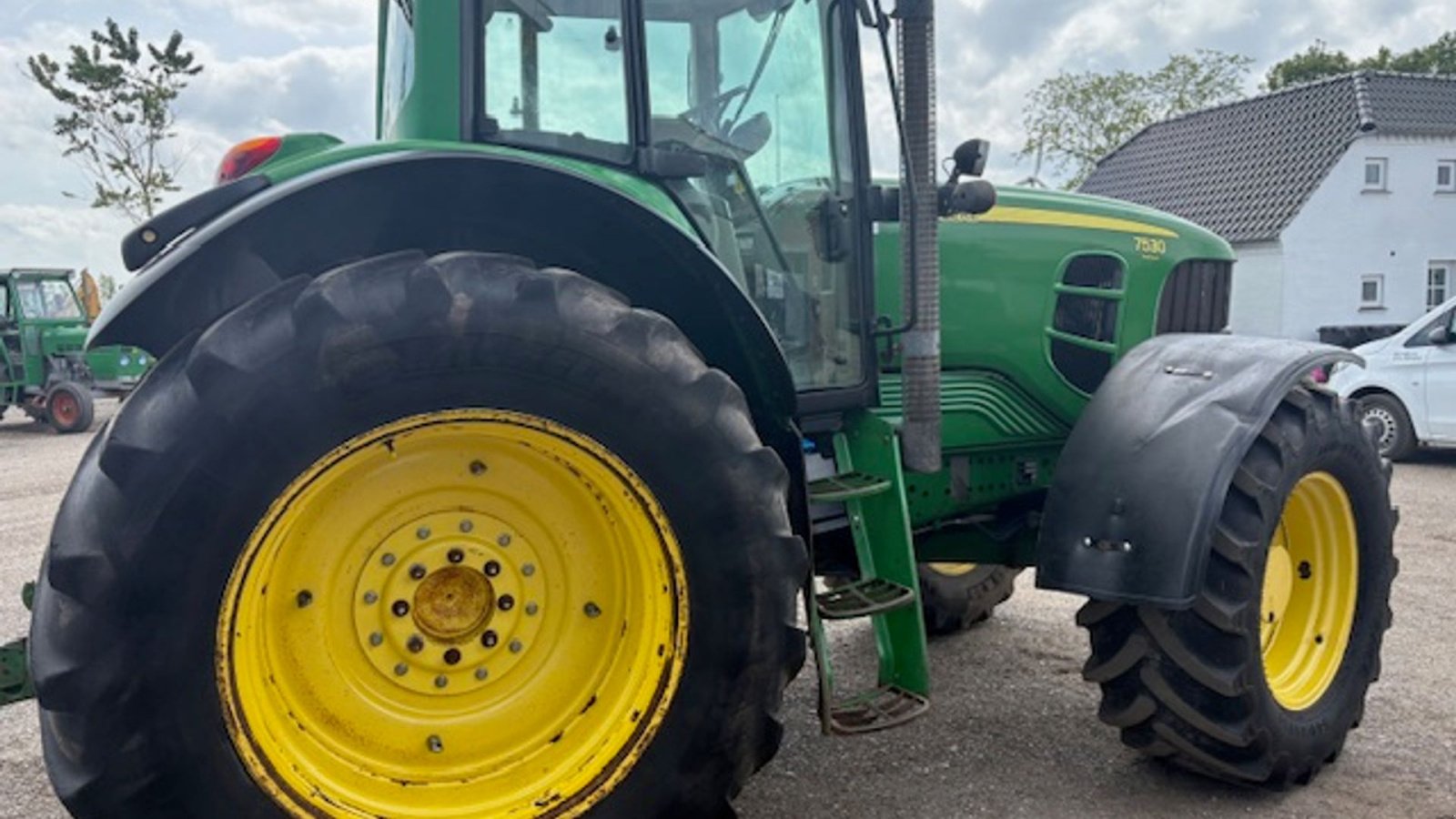 Traktor des Typs John Deere 7530 PREMIUM AUTOQUARD, FRONTLIFT, Gebrauchtmaschine in Dronninglund (Bild 9)