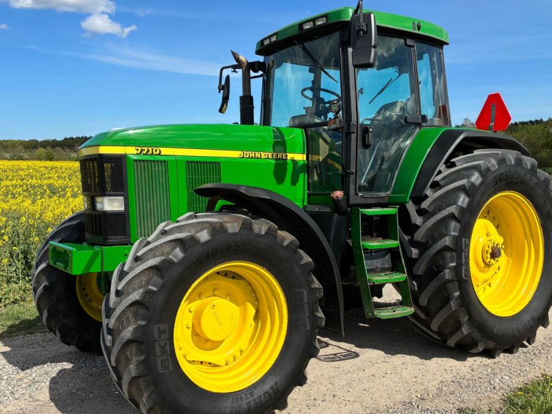 Traktor van het type John Deere 7710 AutoQuad, Gebrauchtmaschine in Bælum