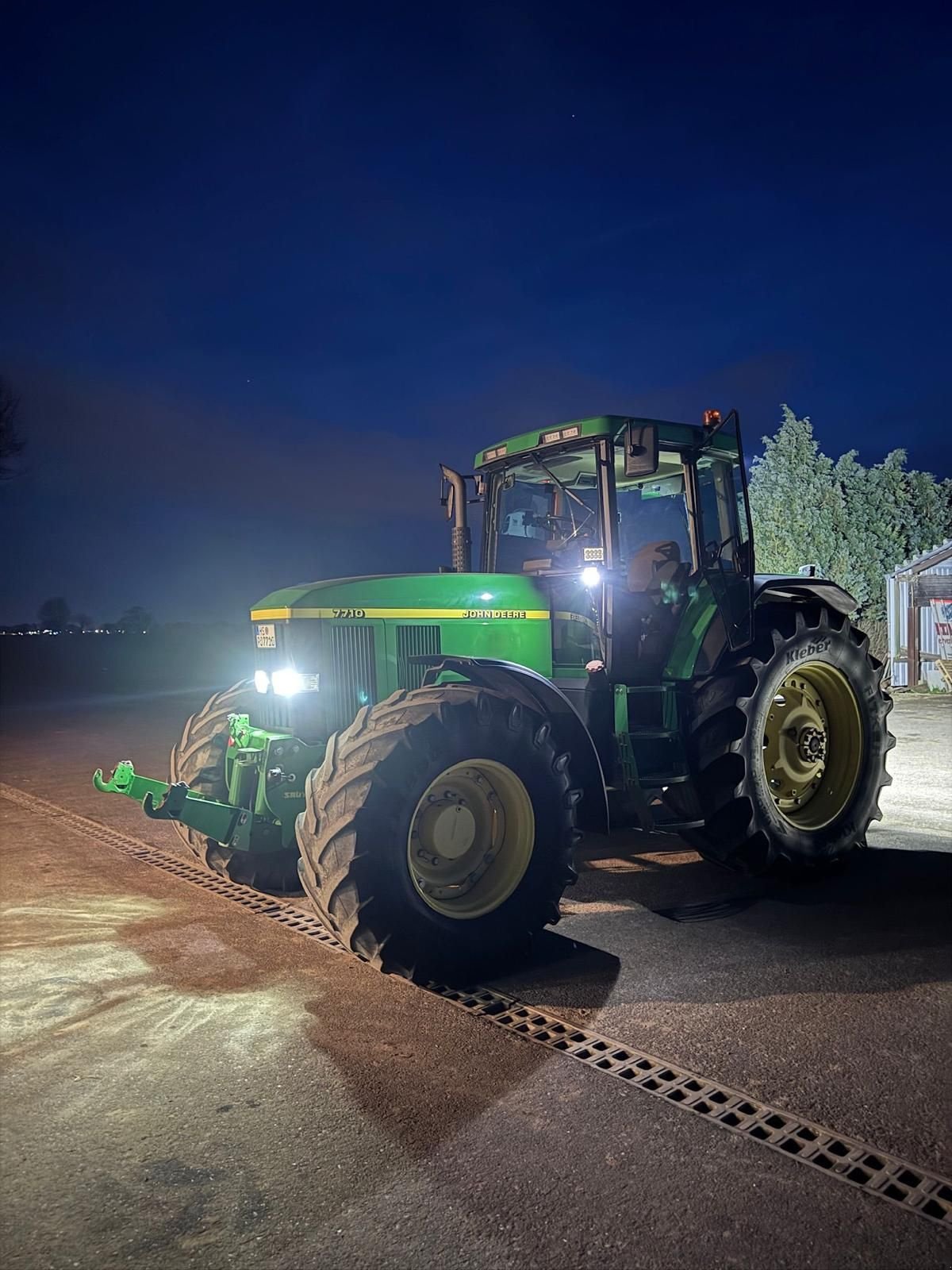 Traktor типа John Deere 7710, Gebrauchtmaschine в Vriezenveen (Фотография 8)