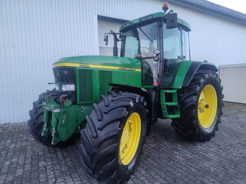 Traktor des Typs John Deere 7710, Gebrauchtmaschine in Dinklage (Bild 1)