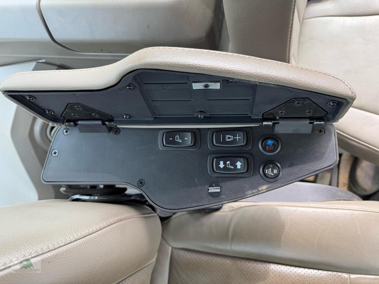 Traktor des Typs John Deere 7R 330 - Command PRO, Neumaschine in Wasungen (Bild 14)