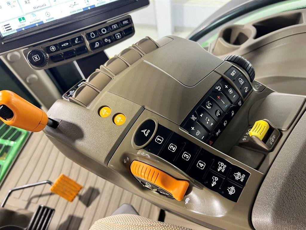 Traktor des Typs John Deere 7R 330 SOLGT!!! GPS klar. Stor monitor 4600 ( 10" ). Luftbremser. Hydrauliske bremser. E23 40 km/t., Gebrauchtmaschine in Kolding (Bild 8)