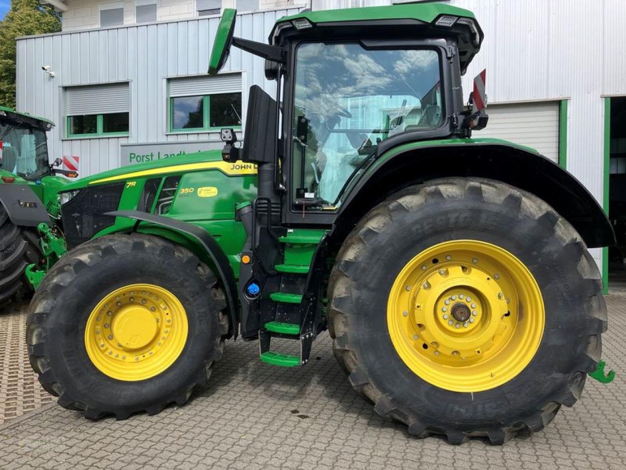 Traktor of the type John Deere 7R 350, Neumaschine in Jahnatal (Picture 1)