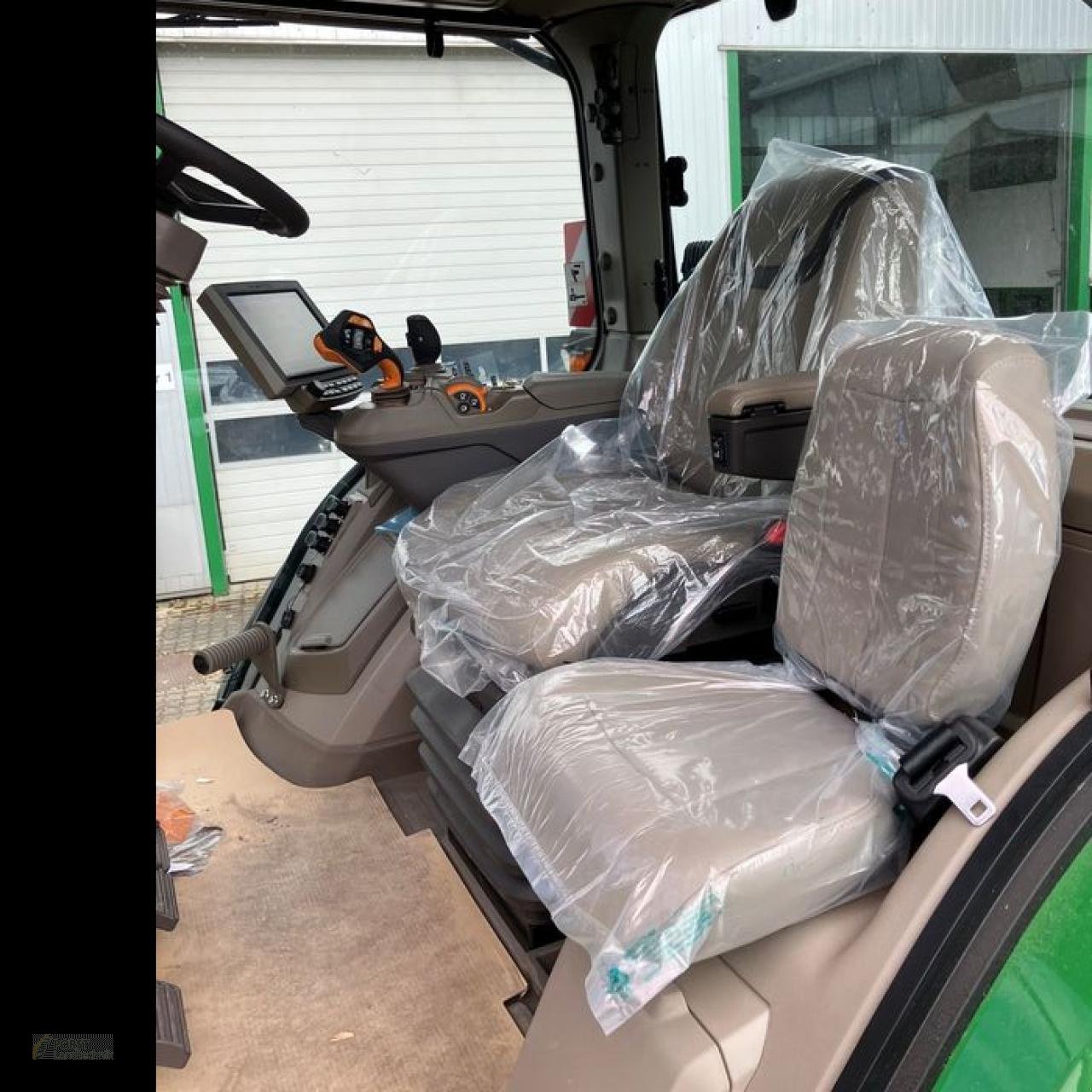 Traktor of the type John Deere 7R 350, Neumaschine in Jahnatal (Picture 5)