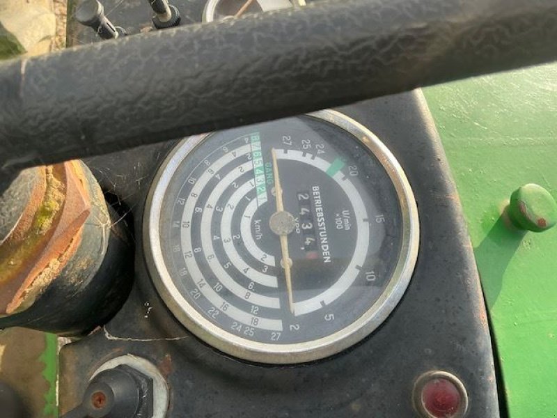 Traktor des Typs John Deere 820, Gebrauchtmaschine in les hayons (Bild 5)