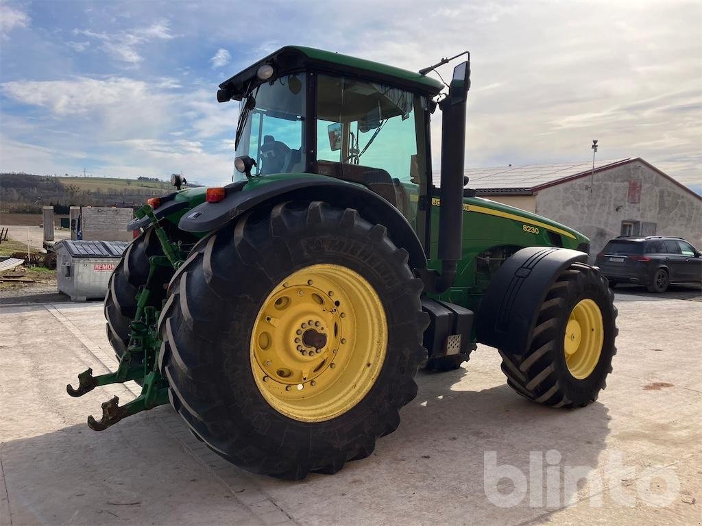 Traktor типа John Deere 8230 ILS Power Shift, Gebrauchtmaschine в Düsseldorf (Фотография 3)