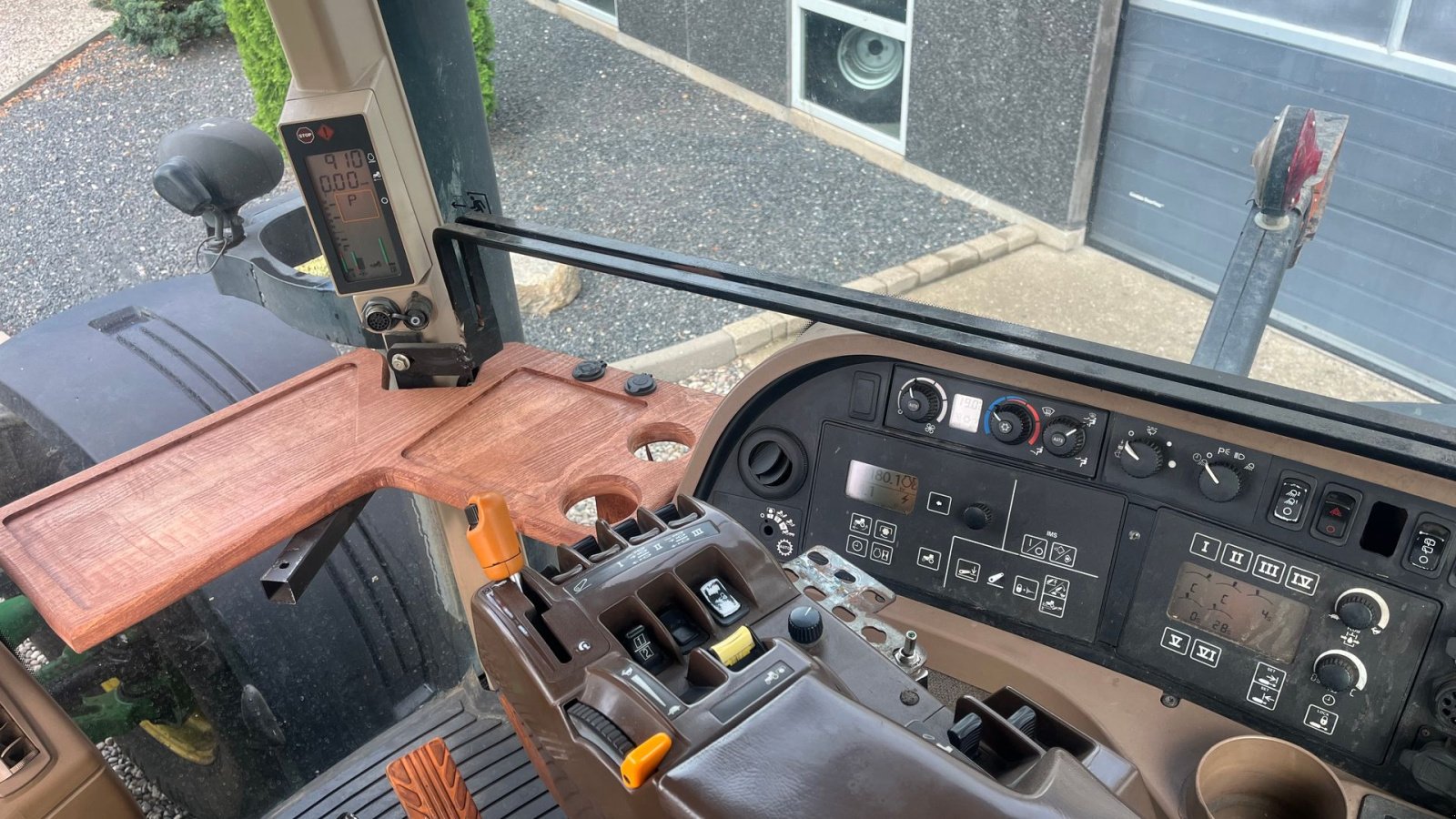 Traktor du type John Deere 8230 Med frontlift, Gebrauchtmaschine en Lintrup (Photo 8)