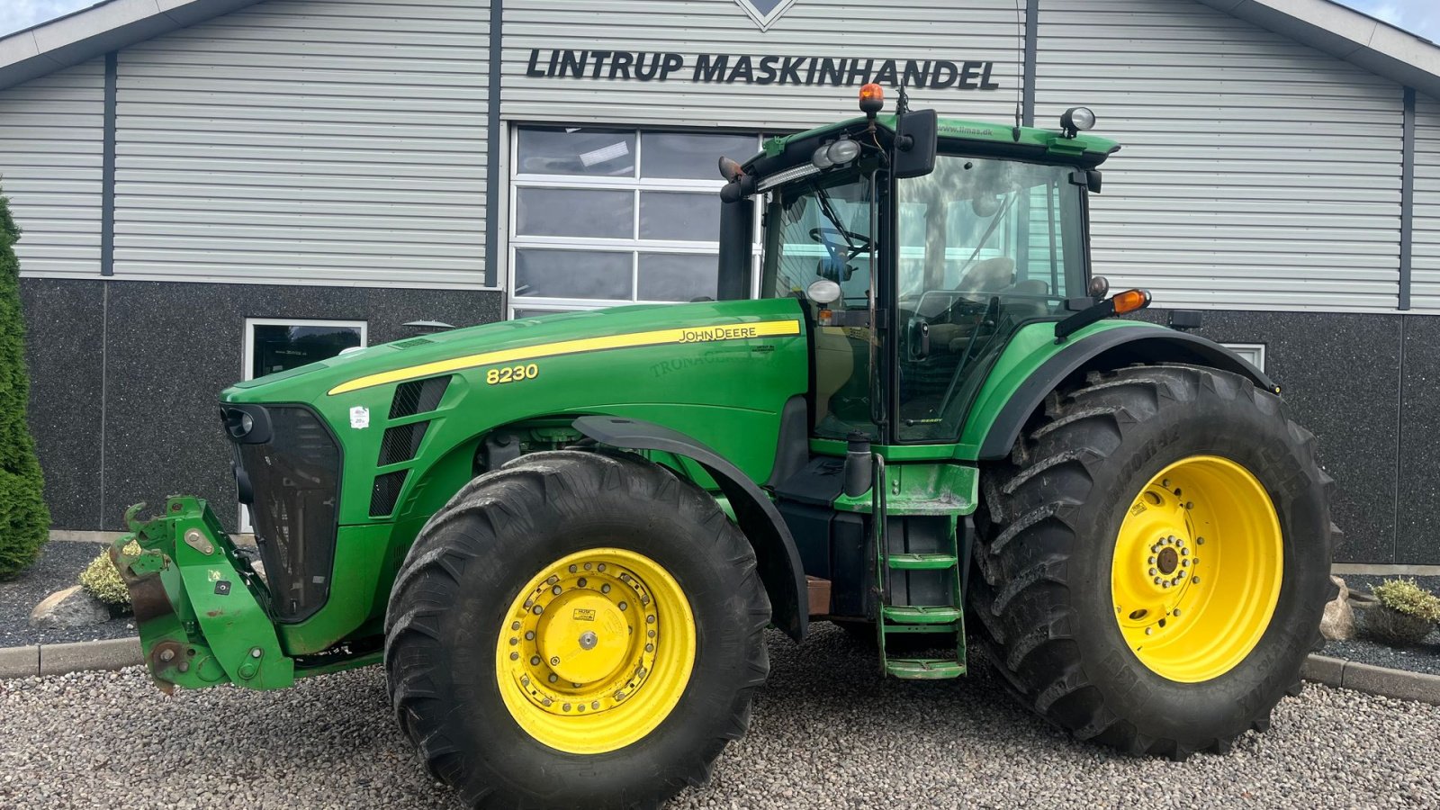 Traktor du type John Deere 8230 Med frontlift, Gebrauchtmaschine en Lintrup (Photo 1)