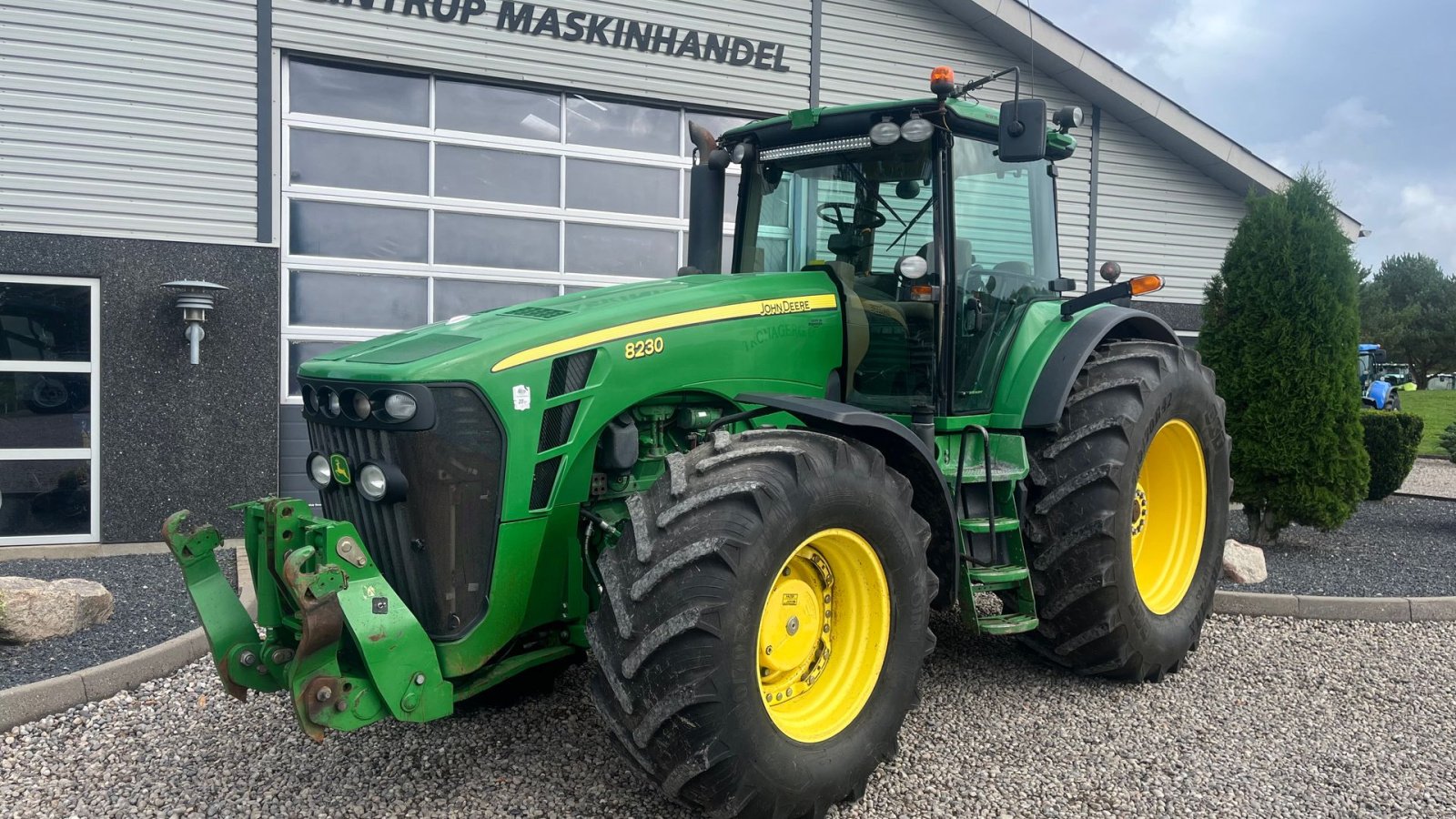 Traktor du type John Deere 8230 Med frontlift, Gebrauchtmaschine en Lintrup (Photo 2)