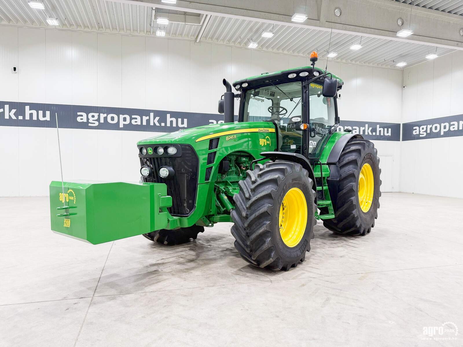 Traktor типа John Deere 8245R, Gebrauchtmaschine в Csengele (Фотография 1)