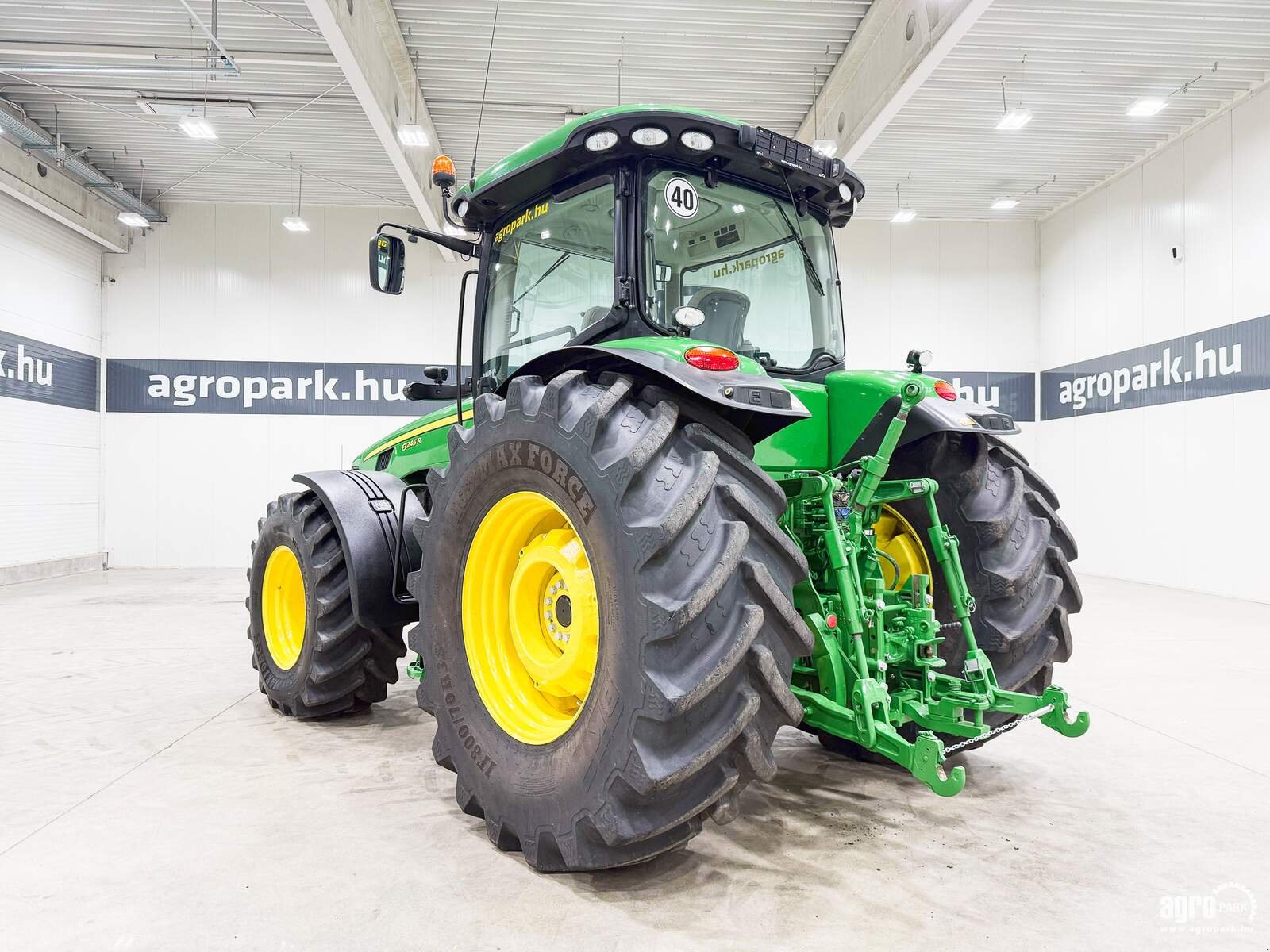 Traktor типа John Deere 8245R, Gebrauchtmaschine в Csengele (Фотография 4)