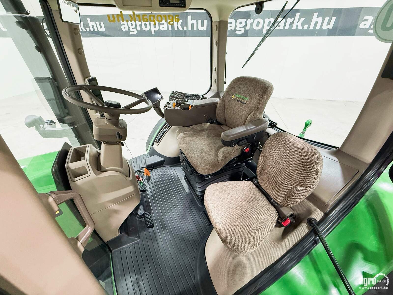 Traktor типа John Deere 8245R, Gebrauchtmaschine в Csengele (Фотография 8)