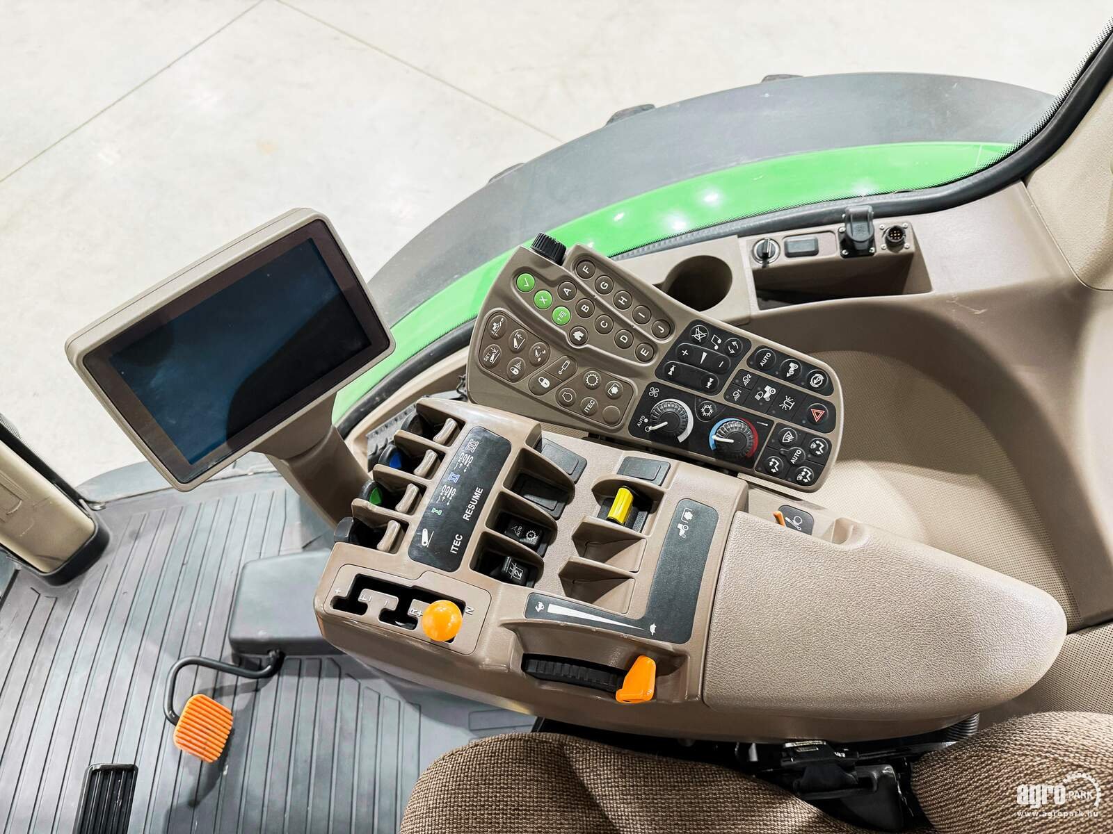 Traktor типа John Deere 8245R, Gebrauchtmaschine в Csengele (Фотография 9)