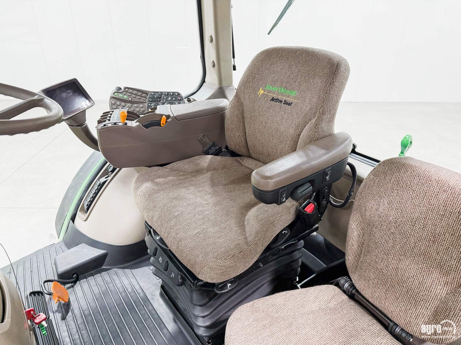 Traktor типа John Deere 8245R, Gebrauchtmaschine в Csengele (Фотография 11)