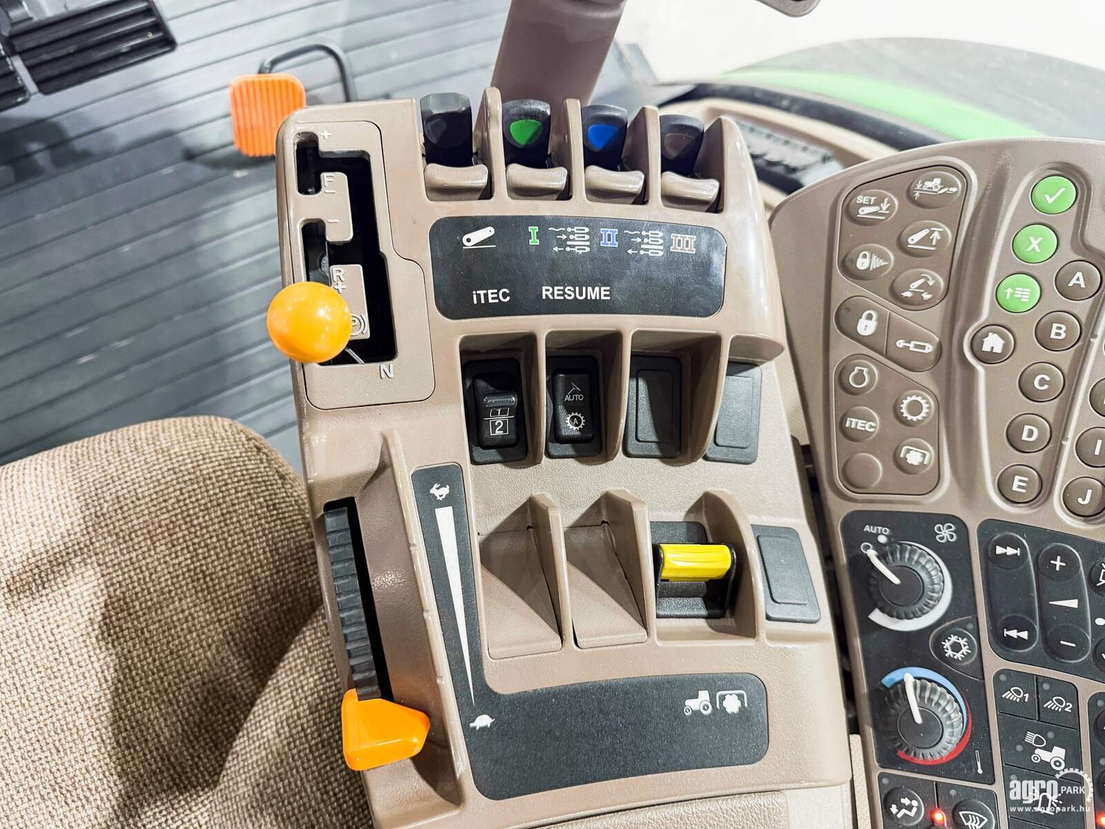 Traktor типа John Deere 8245R, Gebrauchtmaschine в Csengele (Фотография 12)