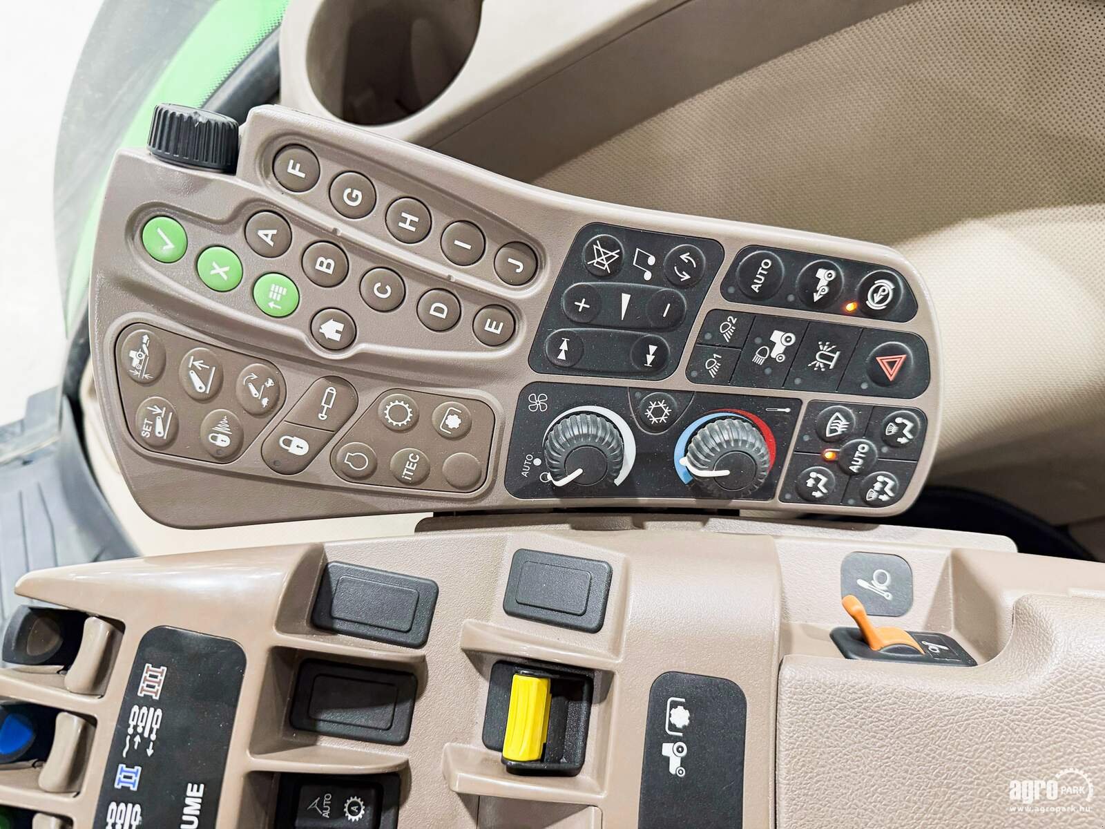 Traktor типа John Deere 8245R, Gebrauchtmaschine в Csengele (Фотография 13)