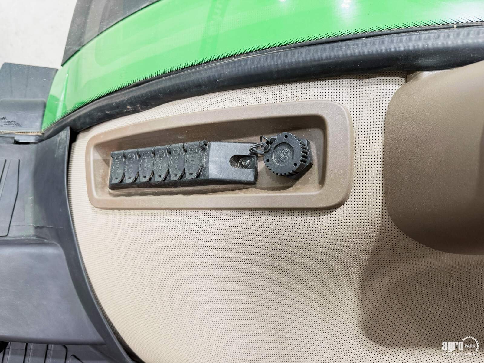 Traktor типа John Deere 8245R, Gebrauchtmaschine в Csengele (Фотография 14)