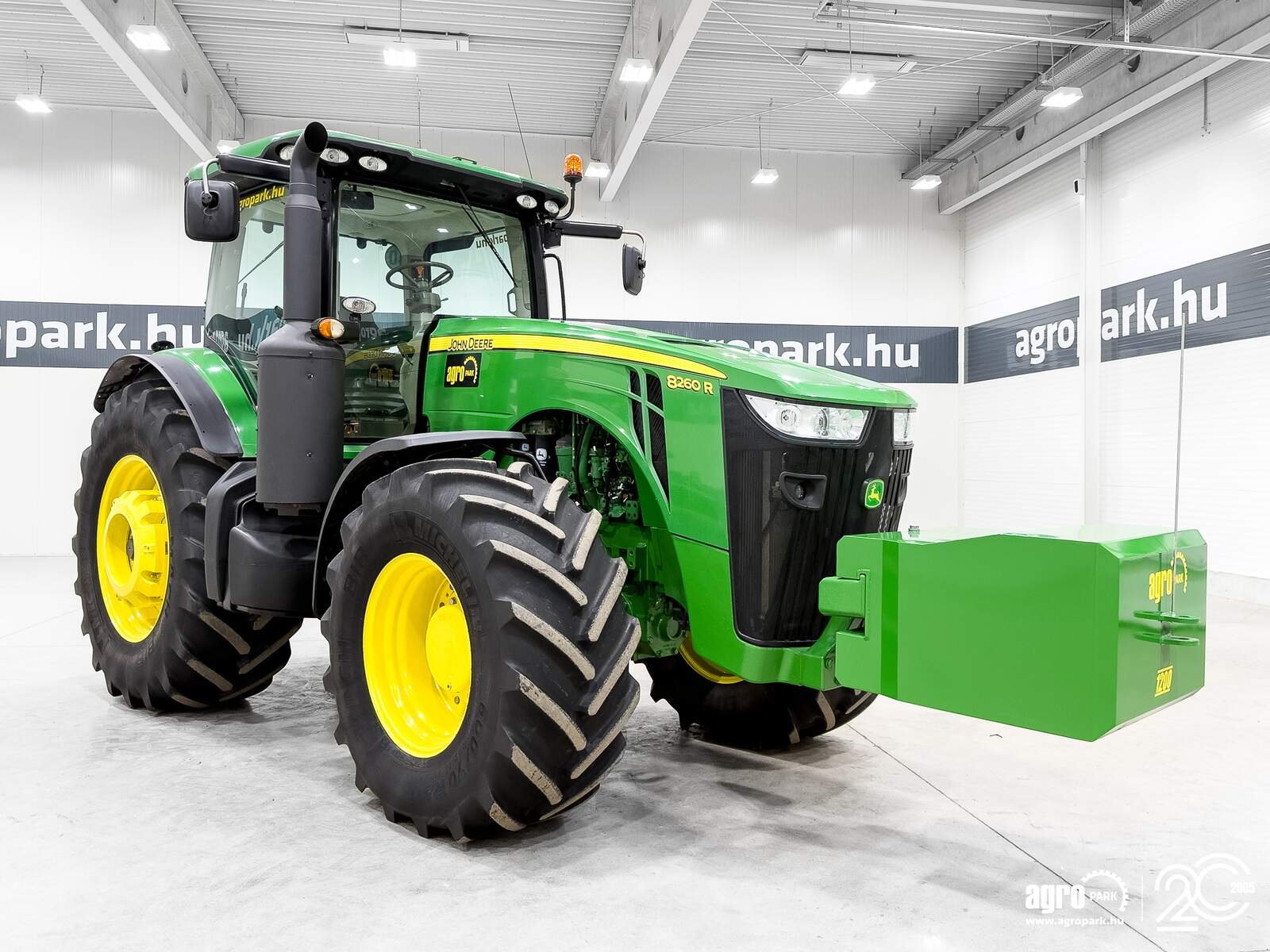 Traktor a típus John Deere 8260R tractor, 16/5 Powershift, AutoTrac ready, air brakes, Michelin tires, 4 pair of SCVs, Gebrauchtmaschine ekkor: Csengele (Kép 2)