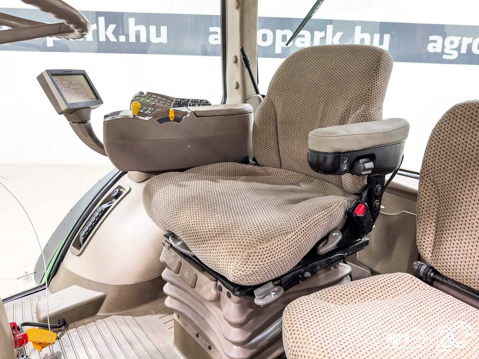 Traktor a típus John Deere 8260R tractor, 16/5 Powershift, AutoTrac ready, air brakes, Michelin tires, 4 pair of SCVs, Gebrauchtmaschine ekkor: Csengele (Kép 11)