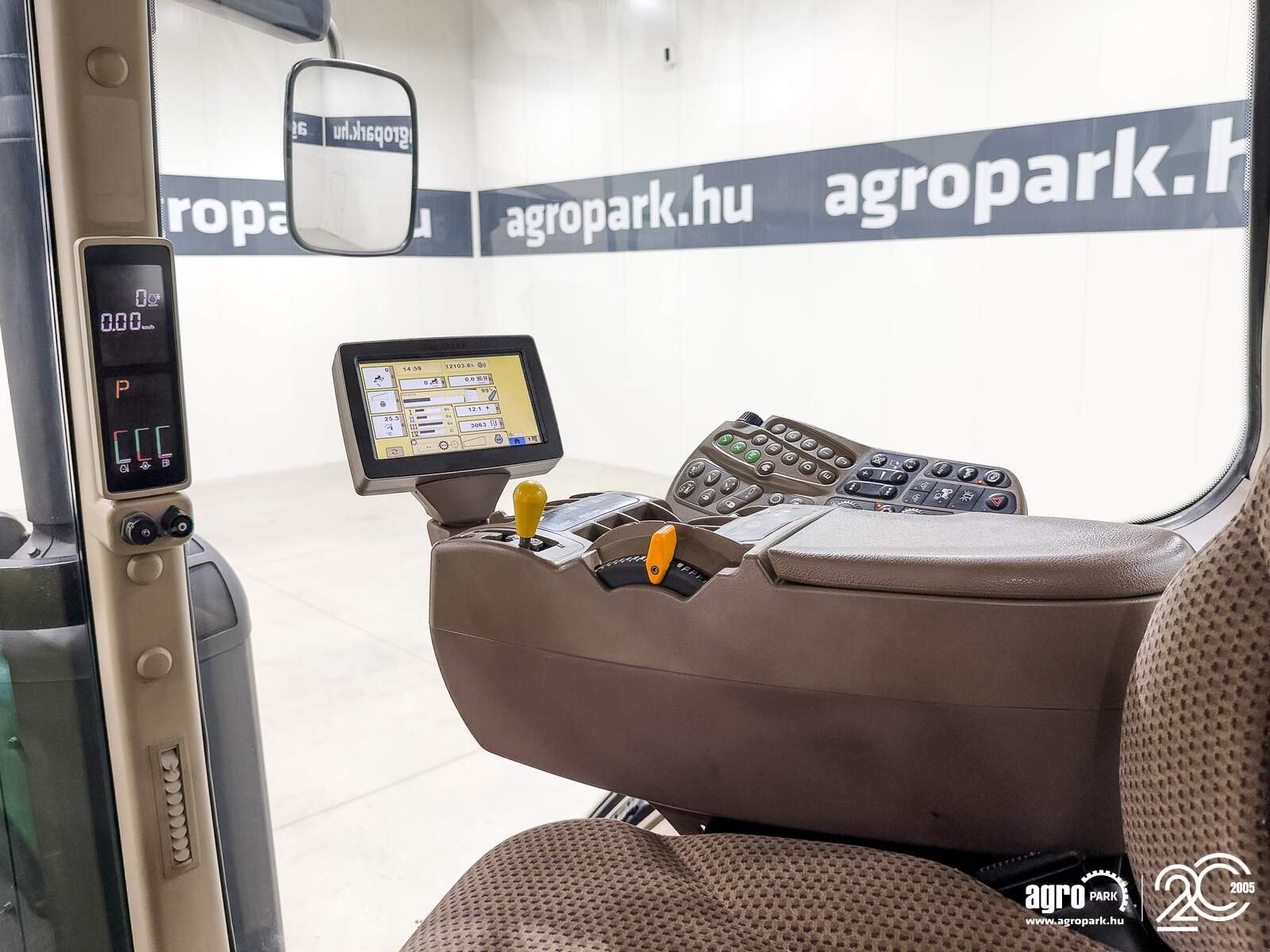 Traktor a típus John Deere 8260R tractor, 16/5 Powershift, AutoTrac ready, air brakes, Michelin tires, 4 pair of SCVs, Gebrauchtmaschine ekkor: Csengele (Kép 12)