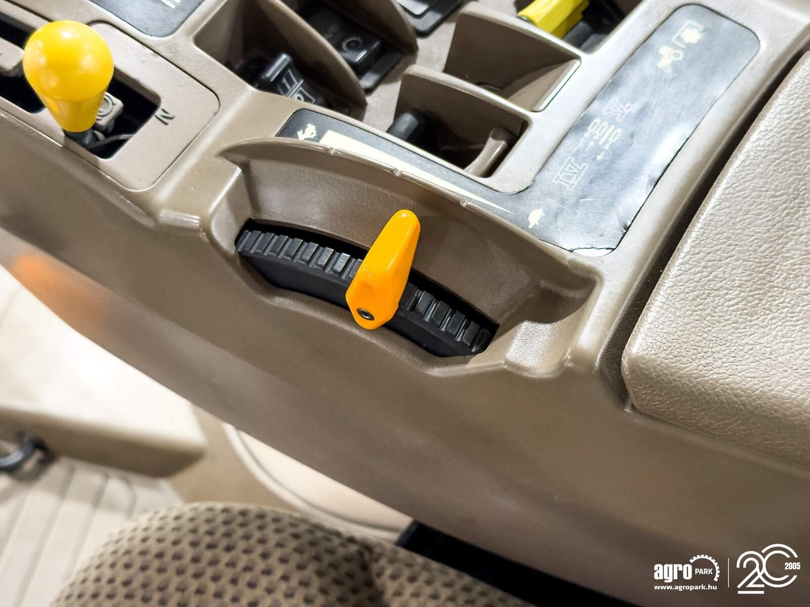 Traktor a típus John Deere 8260R tractor, 16/5 Powershift, AutoTrac ready, air brakes, Michelin tires, 4 pair of SCVs, Gebrauchtmaschine ekkor: Csengele (Kép 14)