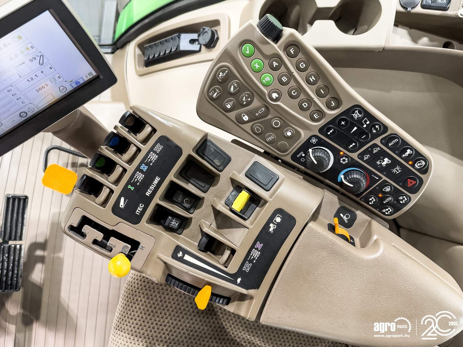 Traktor a típus John Deere 8260R tractor, 16/5 Powershift, AutoTrac ready, air brakes, Michelin tires, 4 pair of SCVs, Gebrauchtmaschine ekkor: Csengele (Kép 15)