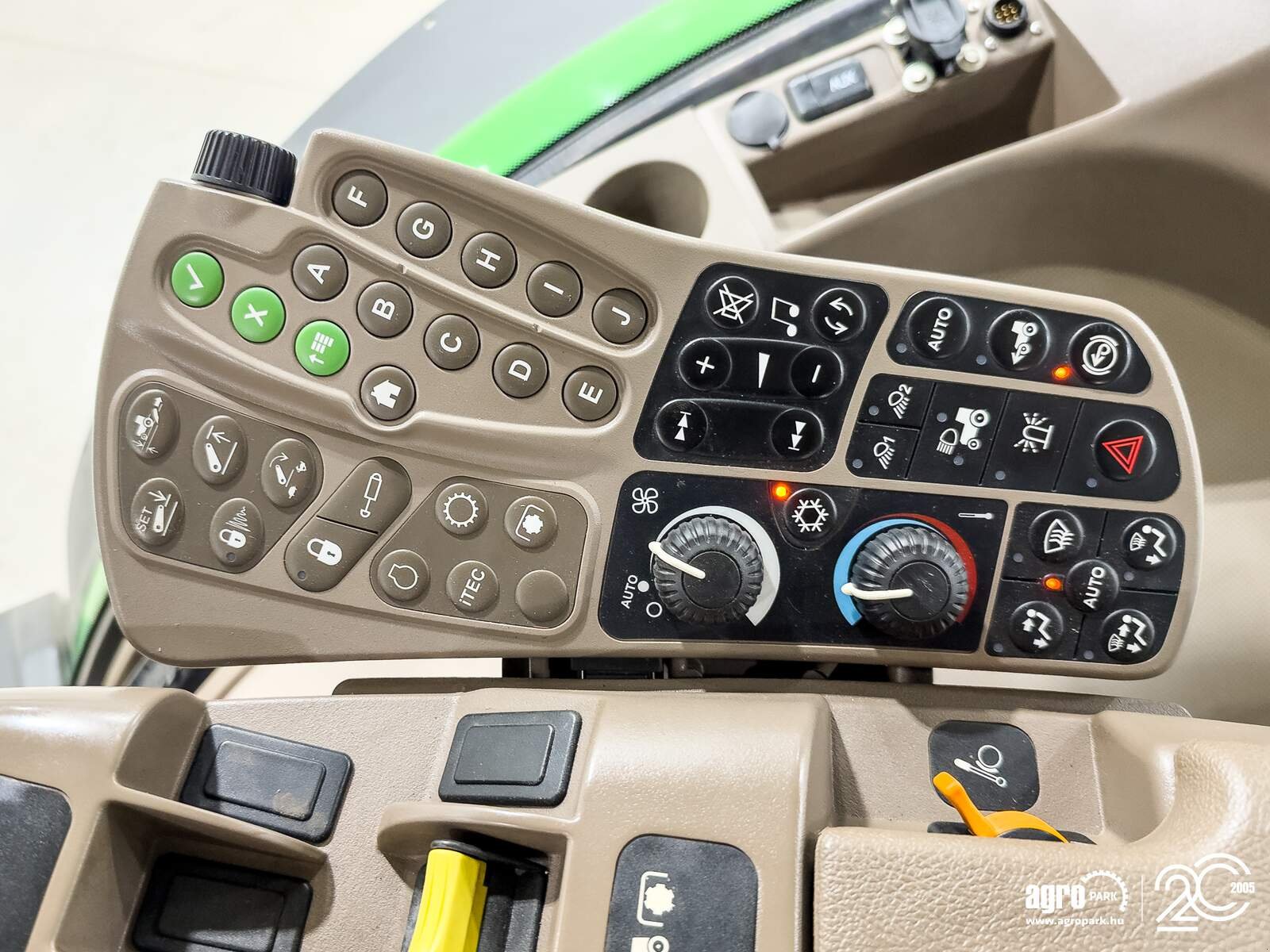 Traktor a típus John Deere 8260R tractor, 16/5 Powershift, AutoTrac ready, air brakes, Michelin tires, 4 pair of SCVs, Gebrauchtmaschine ekkor: Csengele (Kép 16)