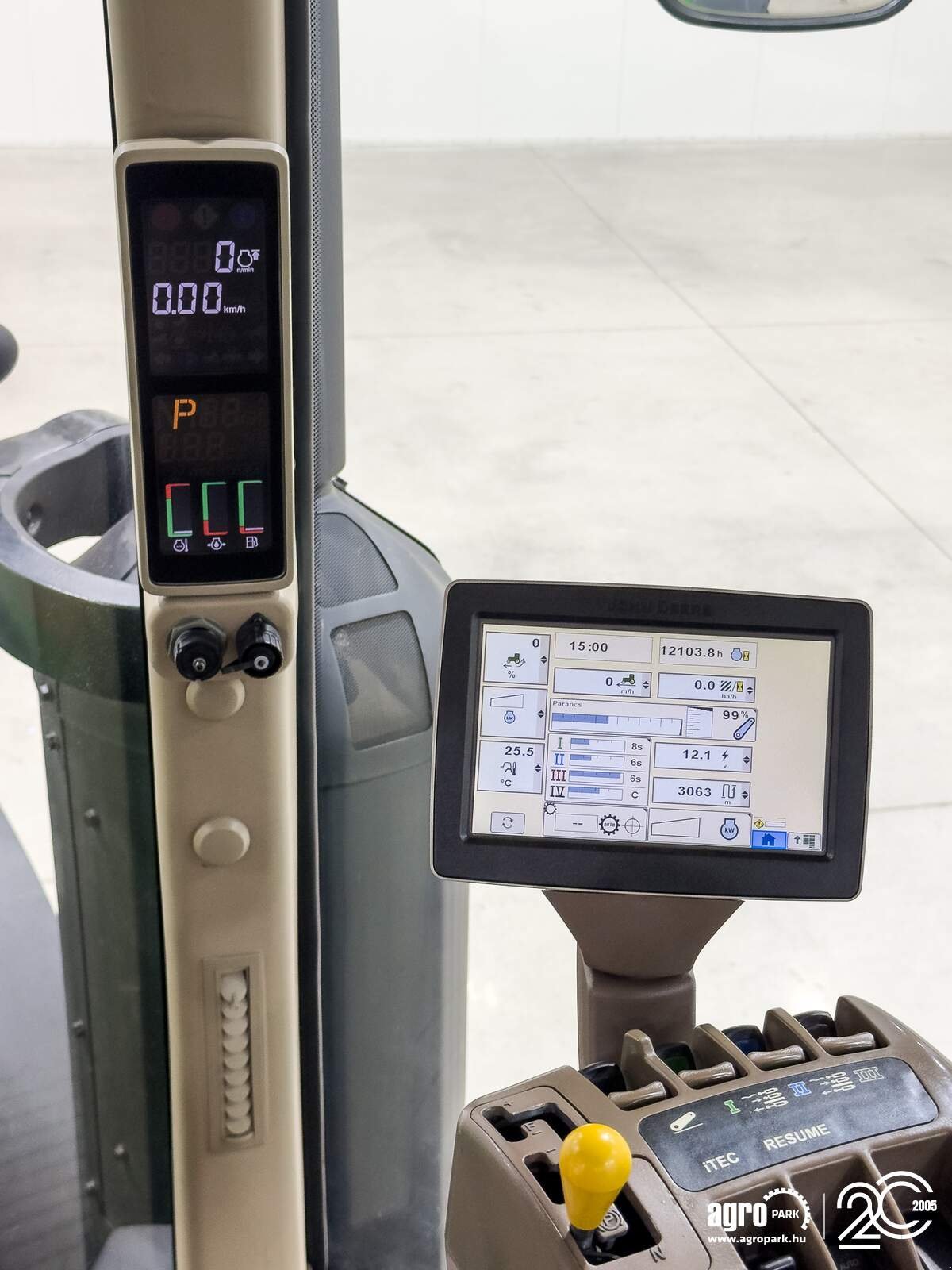 Traktor a típus John Deere 8260R tractor, 16/5 Powershift, AutoTrac ready, air brakes, Michelin tires, 4 pair of SCVs, Gebrauchtmaschine ekkor: Csengele (Kép 18)