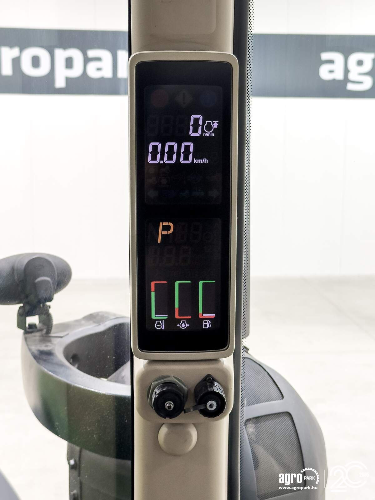 Traktor a típus John Deere 8260R tractor, 16/5 Powershift, AutoTrac ready, air brakes, Michelin tires, 4 pair of SCVs, Gebrauchtmaschine ekkor: Csengele (Kép 20)