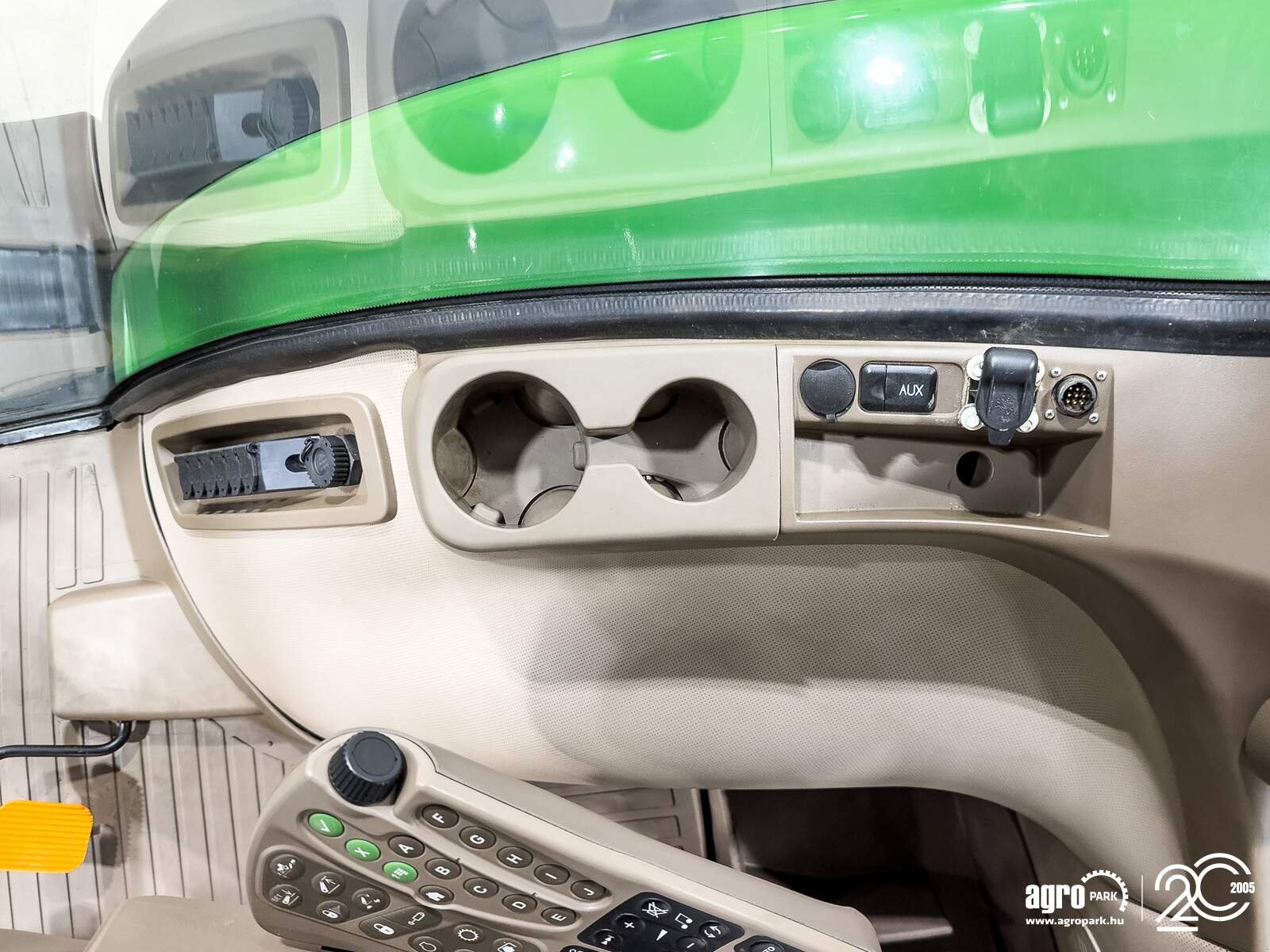 Traktor a típus John Deere 8260R tractor, 16/5 Powershift, AutoTrac ready, air brakes, Michelin tires, 4 pair of SCVs, Gebrauchtmaschine ekkor: Csengele (Kép 21)