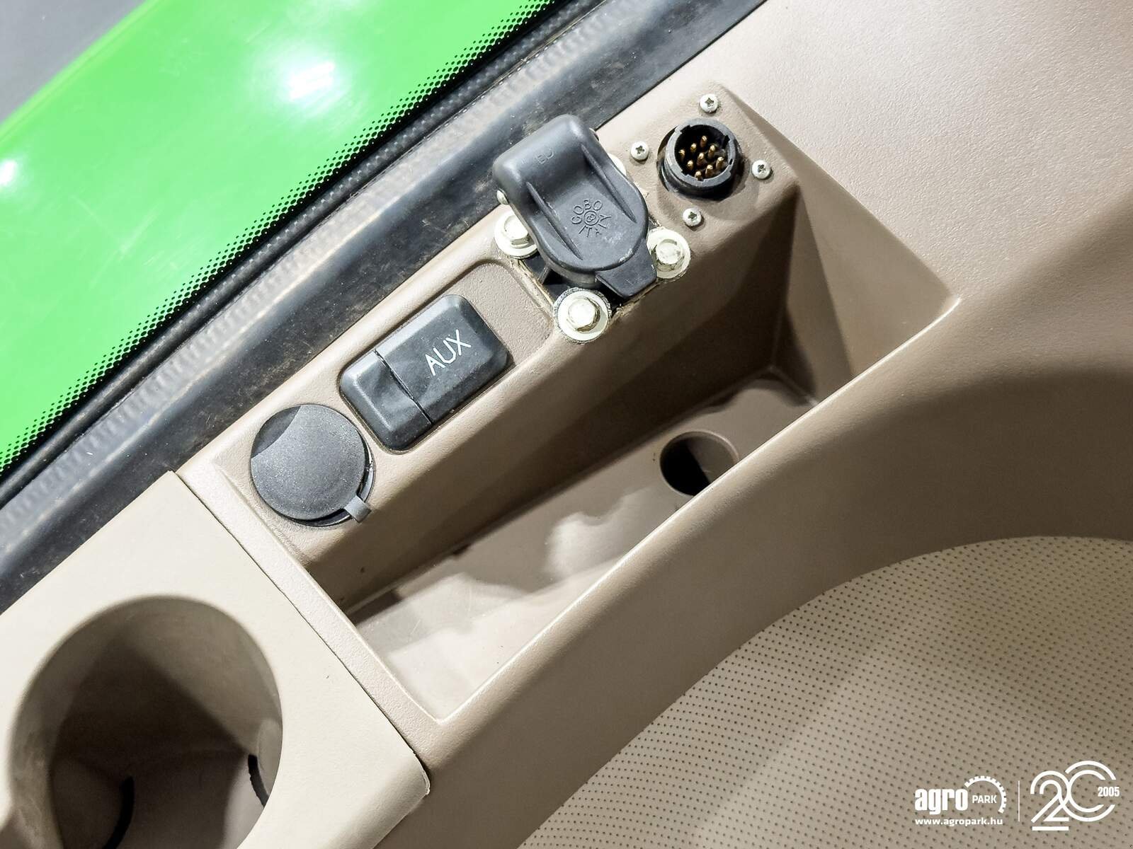 Traktor a típus John Deere 8260R tractor, 16/5 Powershift, AutoTrac ready, air brakes, Michelin tires, 4 pair of SCVs, Gebrauchtmaschine ekkor: Csengele (Kép 22)